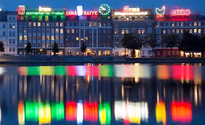 Virtuel byvandring: Byen bøjet i neon